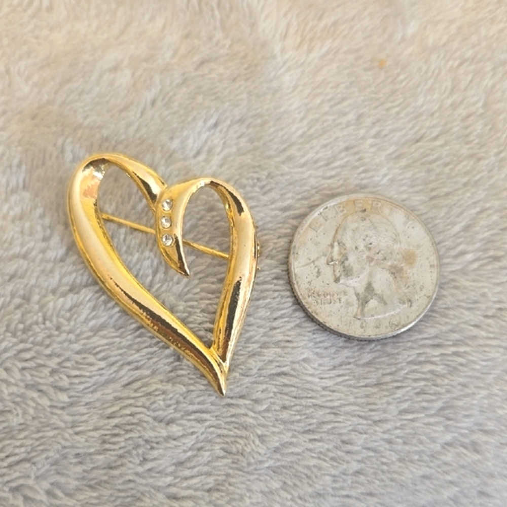 #132 Elegant Gold Heart Brooch - Picture 2 of 4